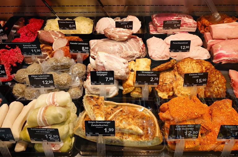 Deftige Herbstprodukte in der Auslage der Bedientheke