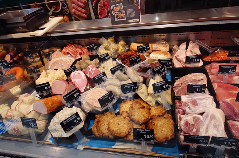 Deftige Herbstprodukte in der Auslage der Bedientheke