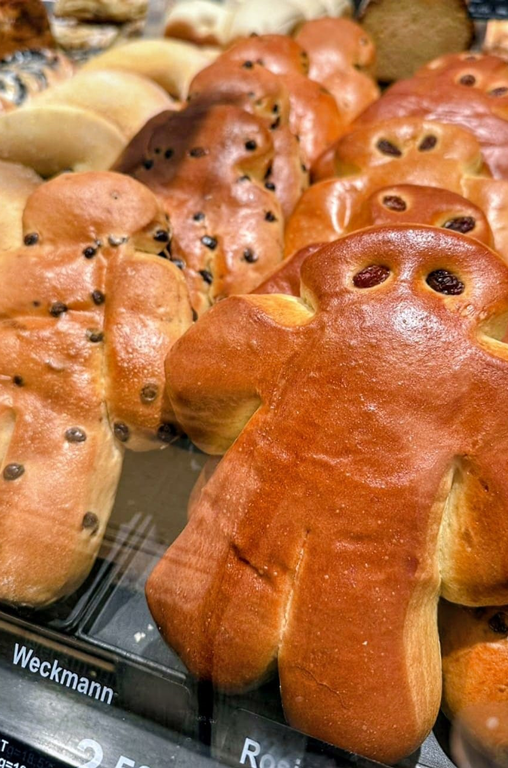 Weckmänner in der Auslage der Markt-Bäckerei von EDEKA Deckenbach