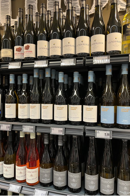 Regal mit Weinen aus der Region