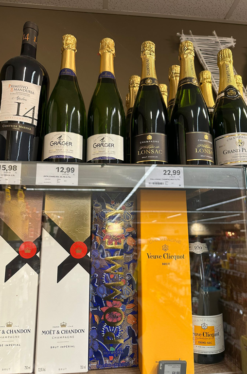 Sekte und Champagner Vitrine