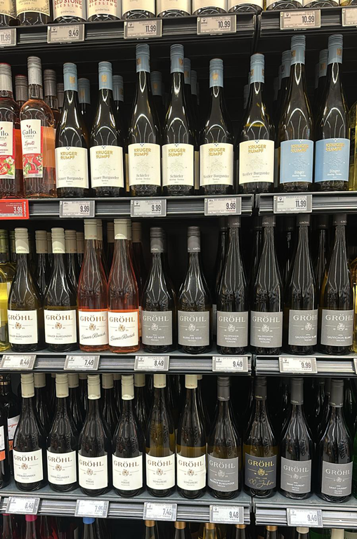 Regal mit Weinen aus der Region