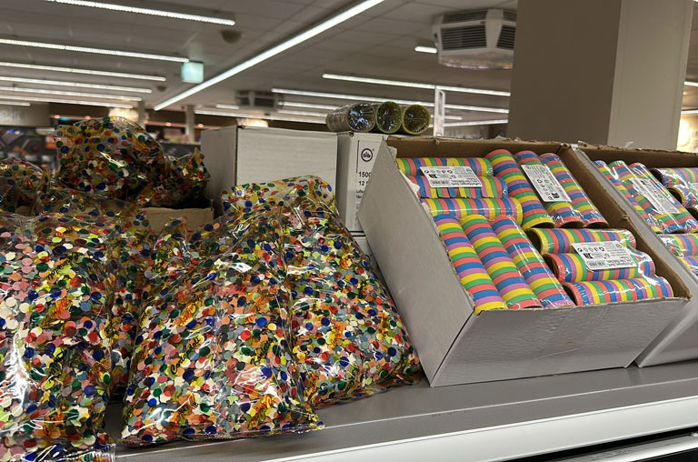 Konfetti und Partyschlangen für Fastnacht