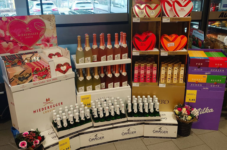 Aufbau zum Valentinstag im EDEKA Deckenbach