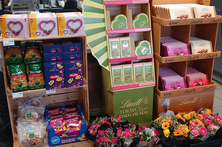 Aufbau zum Valentinstag im EDEKA Deckenbach